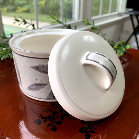 Vtg MIKASA Intaglio Nature's Breeze Gray Bowl with Lid - Picture 5 of 12